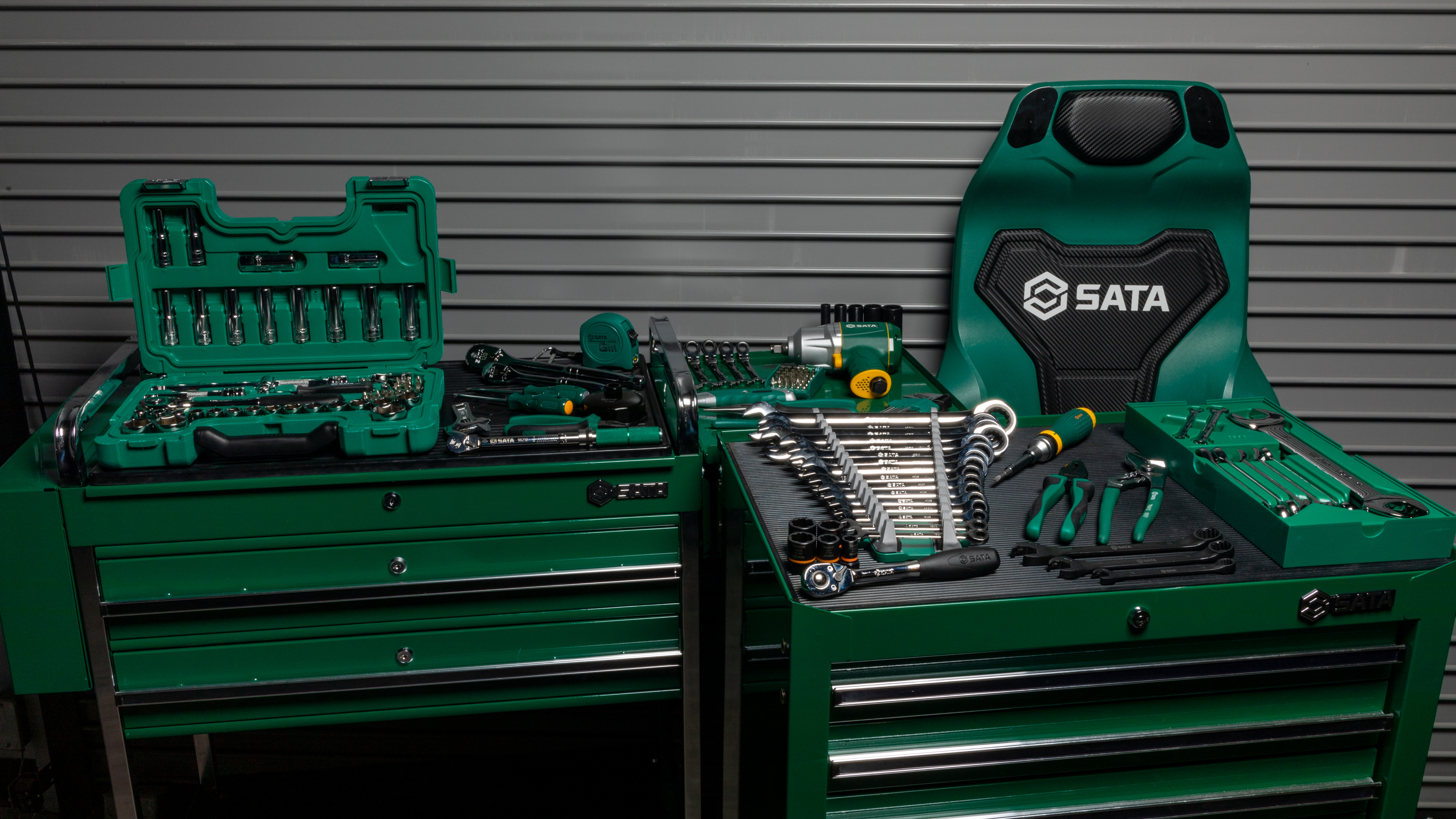 SAT_FAMILY_EMEA.jpg SATA Tools stacked on Tool Trolley