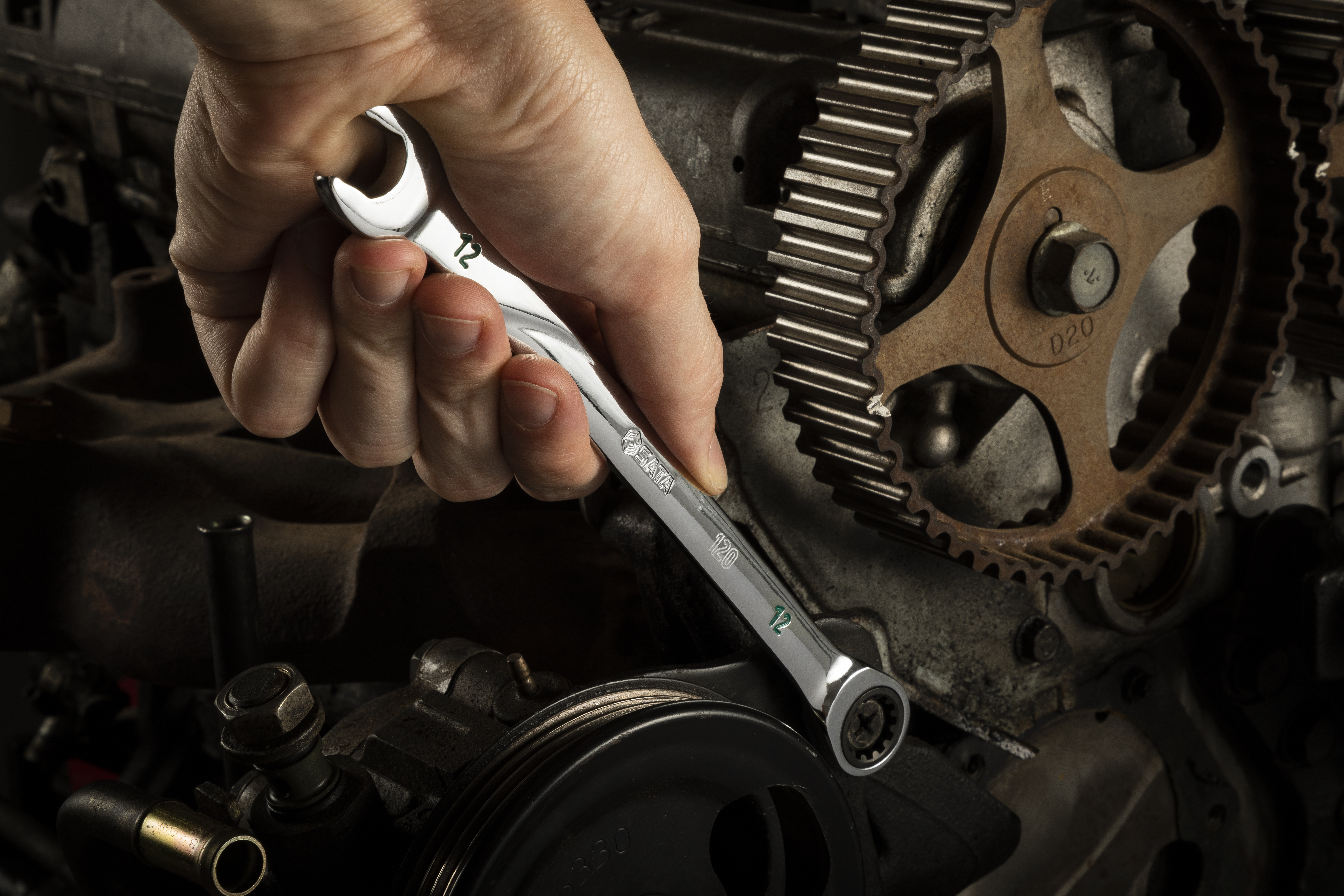 SAT_ST08043U_IMG_INUSE_1.jpg SATA Ratcheting Wrench in use
