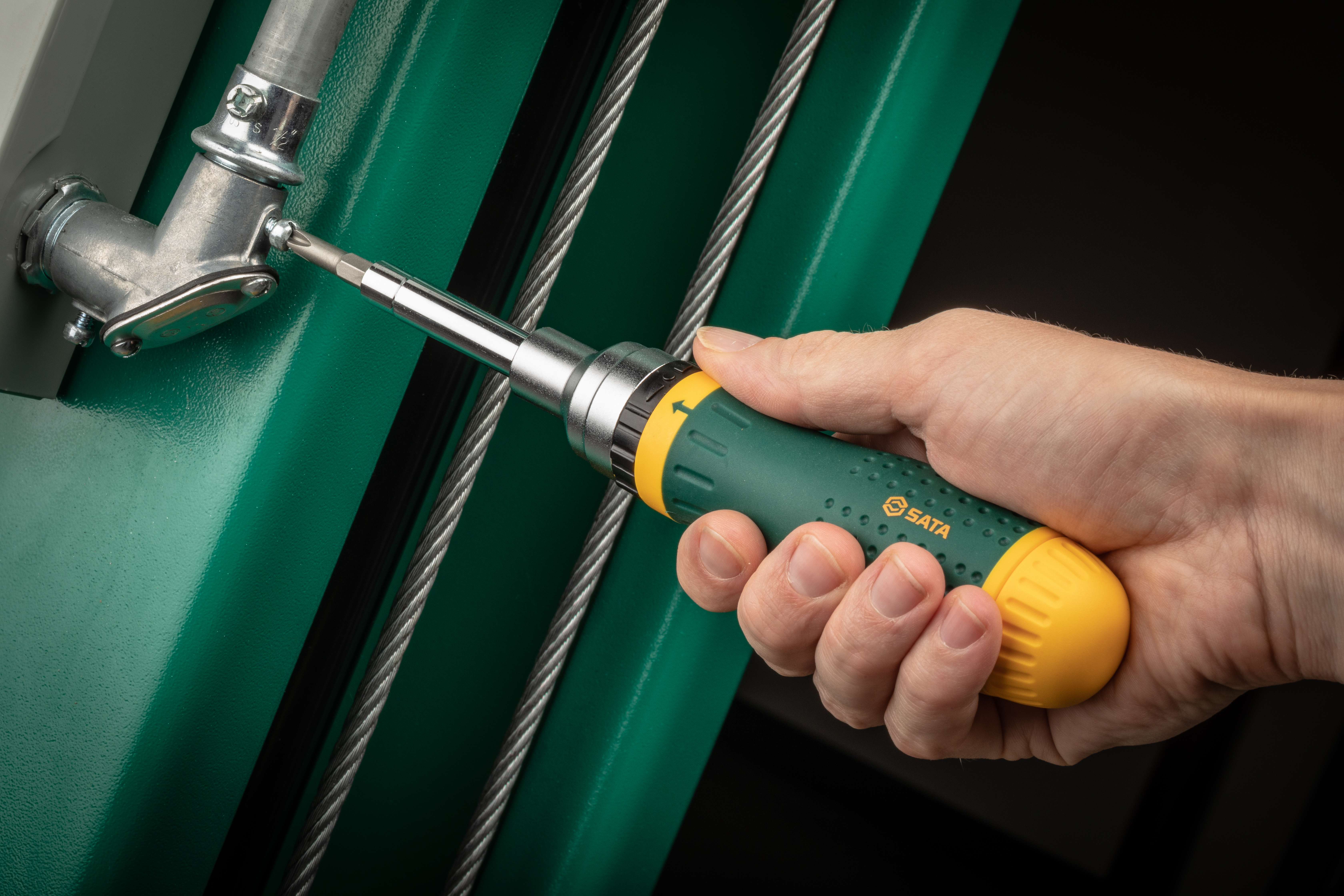 SAT_ST09350_IMG_INUSE-1.jpg SATA 18-1 Screwdriver in use
