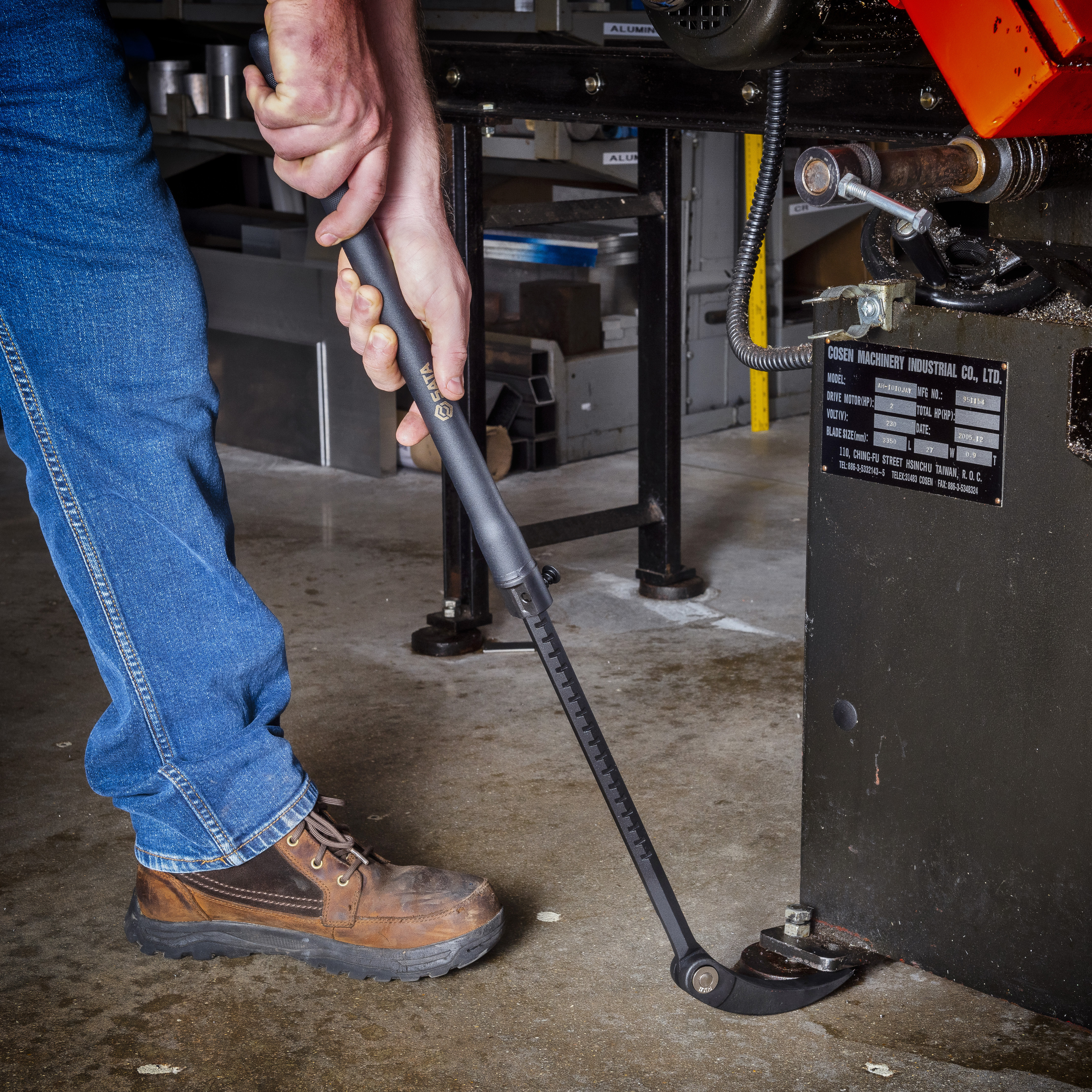 SAT_ST92568_IMG-INUSE1.jpg SATA Pry Bar Extendable in use