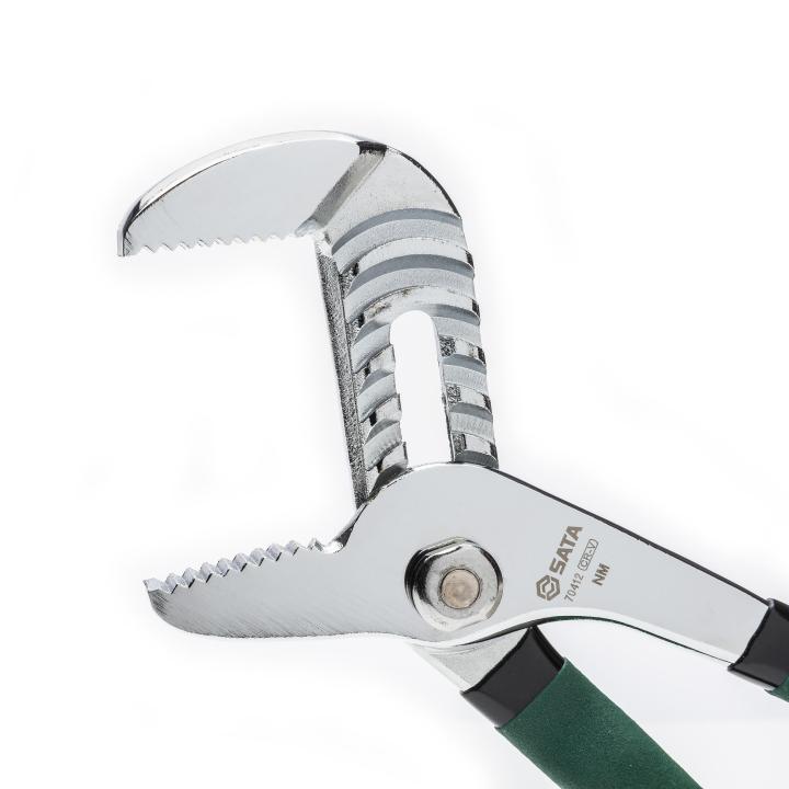 Interlocking joint clearance pliers
